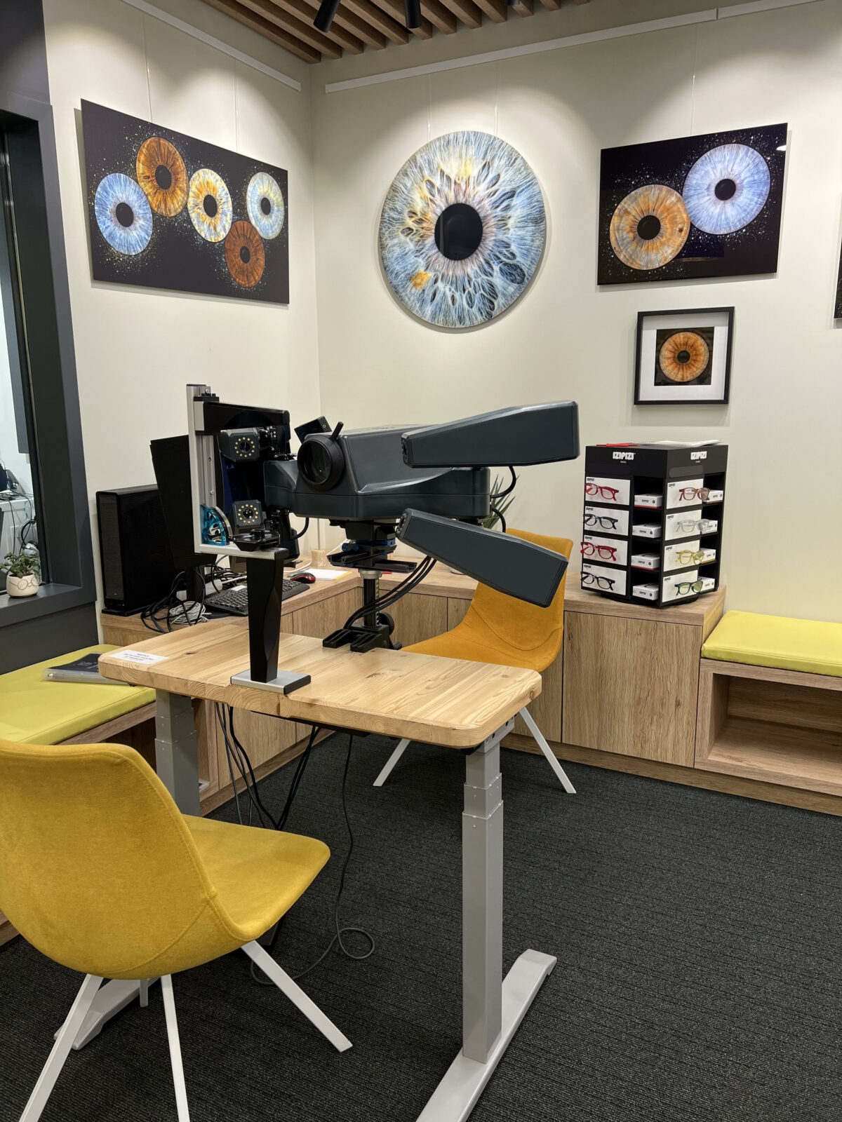 Appareil de prise de vue d'IRISPHOTO ainsi que des cadres en arrière plan